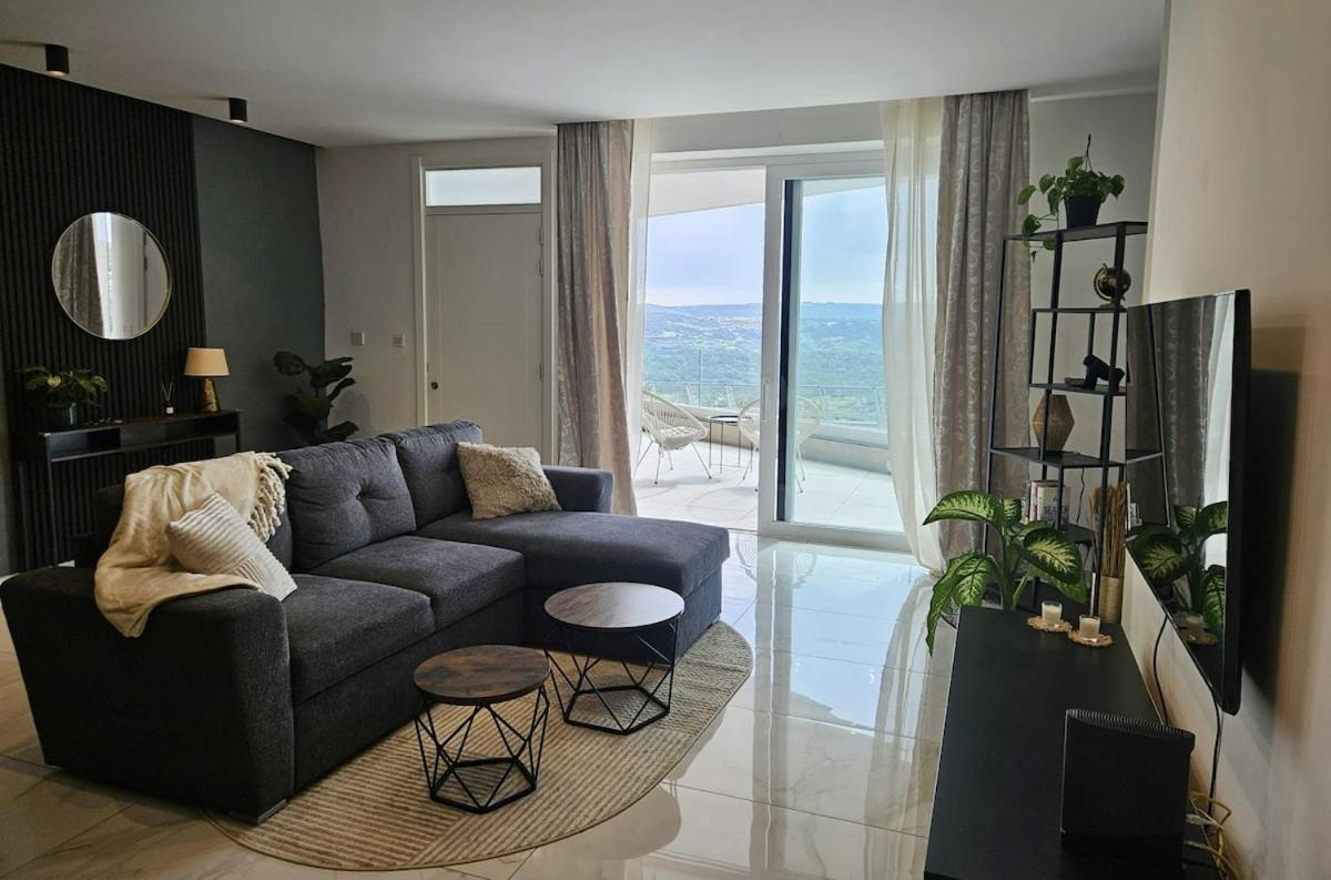 Scenic Luxe Apartment